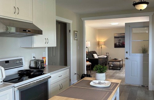 Hampton House | Charming 3-bedroom Home w/WiFi, AC in Adorable Hampton-Victoria by the Sea