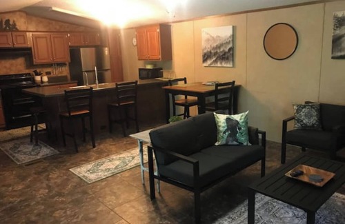Canadian House | Charming 3-bedroom house with WiFi, AC in superb Canadian city