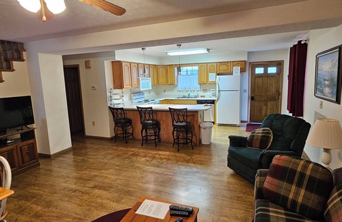 Lakeview House | Charming 3-bedroom house in Pleasant Lakeview with AC, WiFi