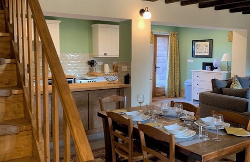 Anlhiac House | Charming 3-bedroom house with WiFi in NarthiacnLa Maison Galloise-Honeysuckle