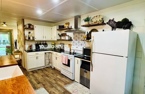 Jones House | Charming 3-bedroom house in the country with all the amenities of home.