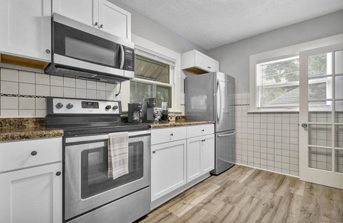 Lansing House | Charming 3-bedroom house with AC and WiFi in lovely Lansing