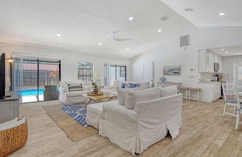 Laurel House | Charming 3-bedroom house-minutes from the Beach- freshly renovated with pool!