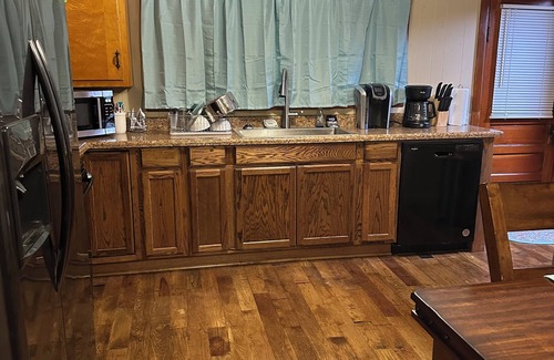 Ballengee House | Charming 3-bedroom house with AC and WiFi
