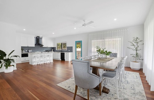 Repton House | Charming 3-bedroom house in enchanting Repton with AC, WiFi