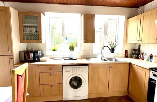 Luton House | Charming 3-bedroom house 8 min away from Luton station, Mall and Luton Airport