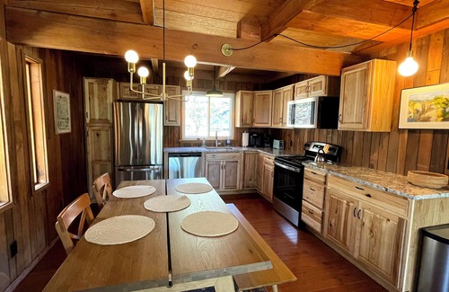 Acme House | Charming 3-bedroom house in Bear Rocks near State Parks and resorts