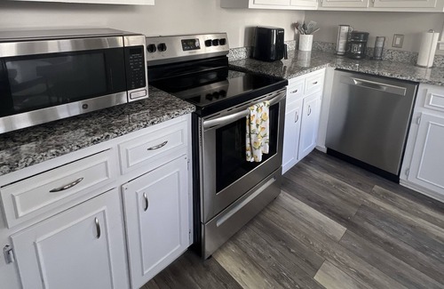 Columbia House | Charming 3 bedroom house in delightful Irmo with AC, WiFi