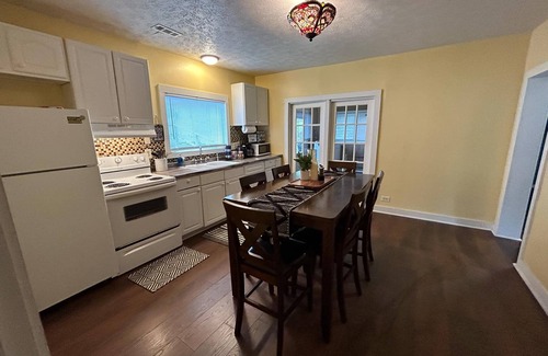 Corbin House | Charming 3-bedroom house in delightful Corbin Sleeps 6