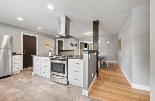 Monona House | Charming 3-bedroom house with AC and WiFi in delightful Monona.