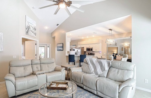 Falcons Glen House | Charming 3-bedroom house with lanai and heated pool in Lely Resort.
