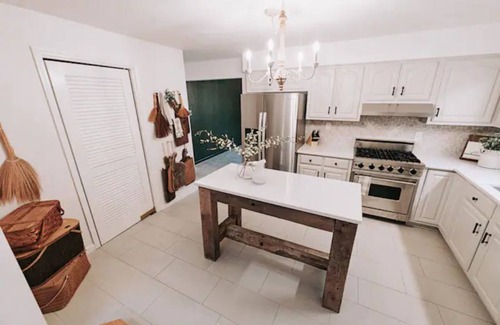 Peoria House | Charming 3 Bedroom Ranch by downtown Peoria & OSF!