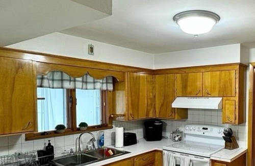 Vestal House | Charming 3-bedroom ranch house in wonderful central Vestal with WiFi, AC