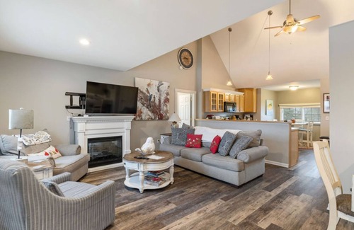 Flushing Township House | Charming 3-bedroom townhome 5024 Meadowbrook