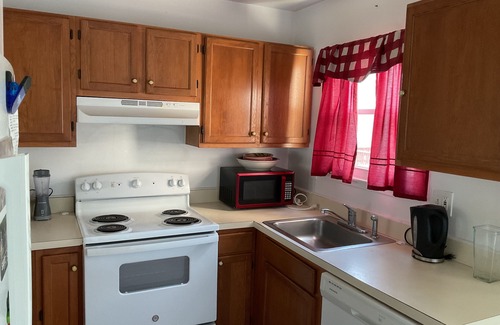 Burtonsville House | Charming 3-bedroom townhome with WiFi, AC in tranquil Burtonsville