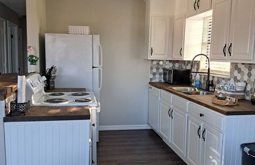 Chokoloskee House | Charming 3-bedroom house in delightful Chokoloskee with AC, WiFi., near Marina.