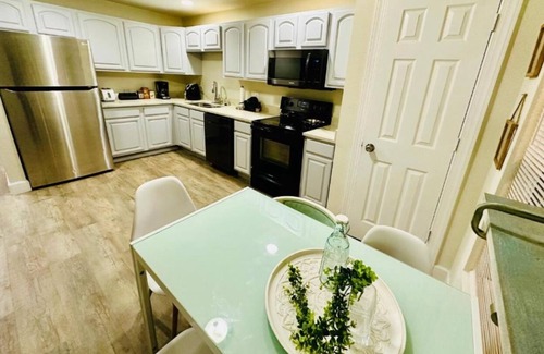 Westminister House | Charming 3-bedroom- 2 bathroom house, by JetBlue Park.