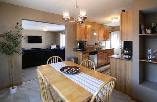 Robbinsdale House | Charming 3-bedroom house with AC, WiFi in pleasant Minneapolis