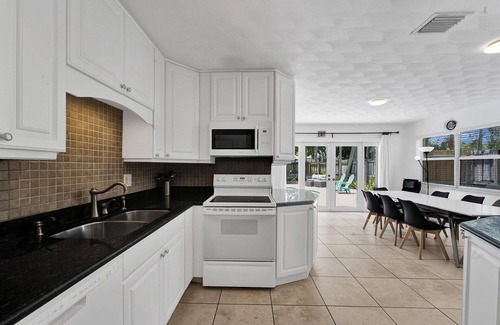 North Andrews Gardens House | Charming 3 bedrooms house with heated pool & Grill