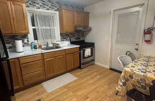 Hopelawn House | Charming 3-bedroom house with WiFi and AC in Perth Amboy