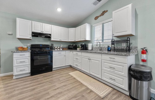 Springville House | Charming 3-bedroom Cottage, near the Springville Ranch& Sequoia National Forest