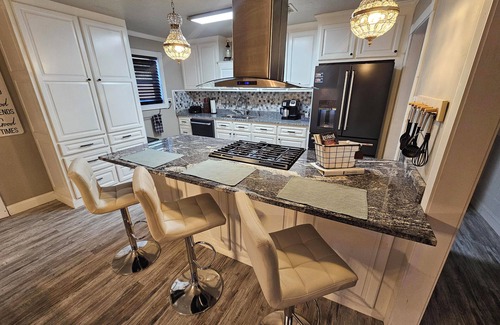 West Monroe House | Charming 3-bedroom,2 bath house, Wifi, outdoor space, grills, washer and dryer