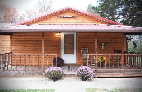 Williamsburg Cabin | Charming 3-bedroom rustic cabin with WiFi in wonderful Williamsburg