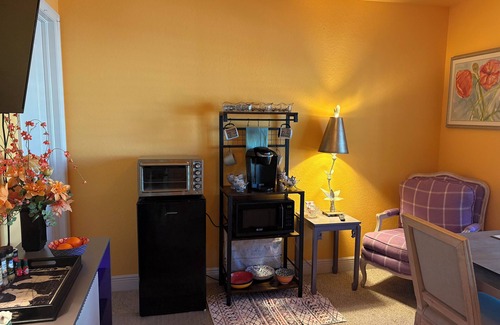 Pelican Apartment | Charming 3 room unit with lanai and pool, near beaches and waterfront dining