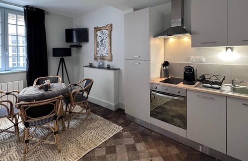 Moulins Apartment | Charming 30m² Studio in Historic Moulins Center – Modern Amenities, Sleeps 2