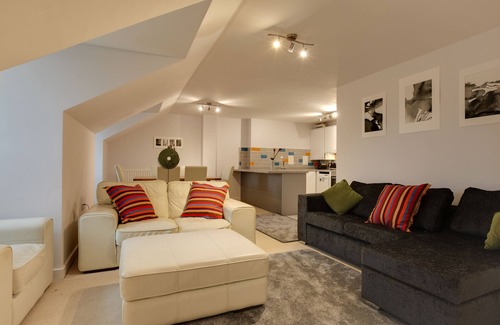 Bishop's Stortford Apartment | Charming 3BR Penthouse in Bishop's Stortford