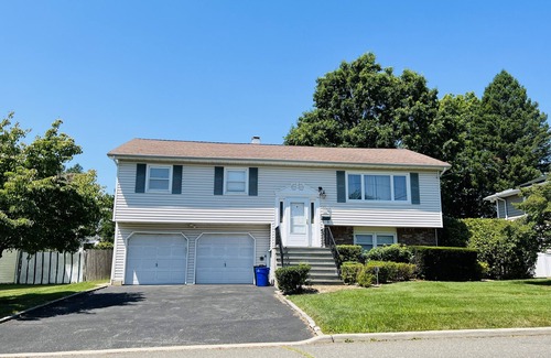 Glen Cove House | Charming 3B2B Home Upper Level