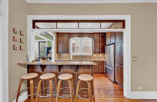 Andersonville House | Charming 3bd Bungalow in Vibrant Andersonville home
