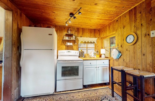 Lake Junaluska Cottage | Charming 3BR Cottage with Full Kitchen, WIFI and Access to community amenities