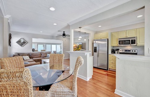 Lake Ridge House | Charming 3BR Home, Pool & Hot Tub FTL Gateaway!