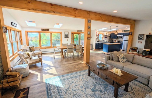 Stamford House | Charming 3BR house, nestled in mountains, pet friendly, 20 minutes from skiing!
