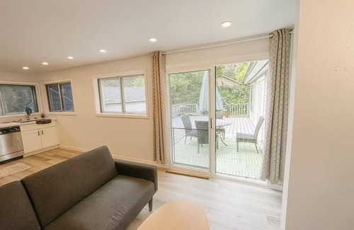 Shoreline House | Charming 3BR with A/C & private Balcony with umbrella - Near UW & All Amenities!