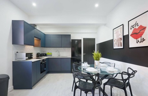 Coventry Apartment | Charming 4 Bedroom 4 Bathroom Flat w/Free Parking