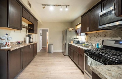 Chicago Ridge House | Charming 4-Bedroom Home Backyard 8 gusts with AC and WiFi in Chicago Ridge