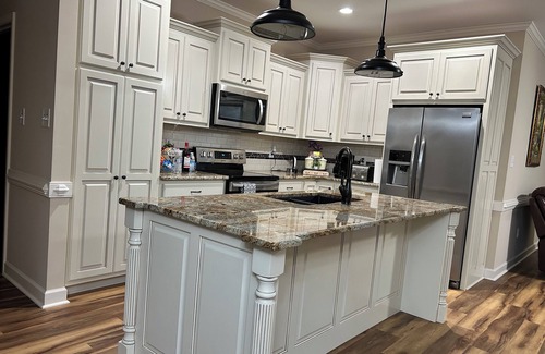 Johnston County House | Charming 4-bedroom farm house retreat where luxury meets nature in Smithfield.