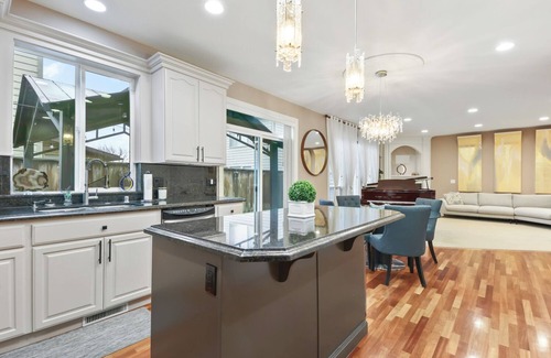 North Image House | Charming 4-bedroom family friendly house with WiFi and AC in fabulous Vancouver