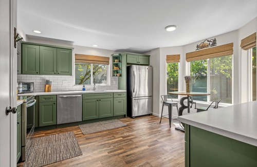 Troutdale House | Charming 4-bedroom house with entertainment and hot tub in Troutdale