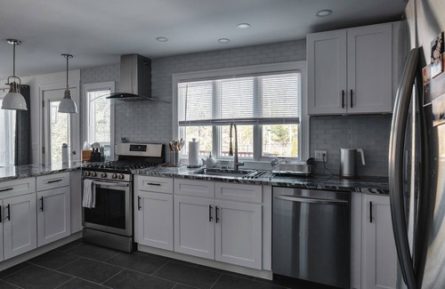Mashpee House | Charming 4-bedroom House with Seasonal Outdoor Pool, Patio and Wood-Fired Sauna