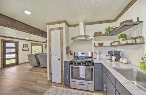 Eufaula Cottage | Charming 4-bedroom Lakeview Ranch Retreat at Eufaula Cove with AC