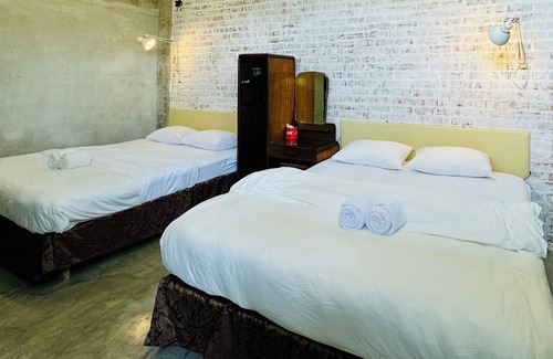 Ipoh Cabin | Charming 4-bedroom lodge with AC and WiFi in fabulous Ipoh