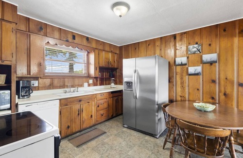 Branson West Resort | Charming 4-bedroom Lake House in a Resort Setting on Table Rock Lake MO