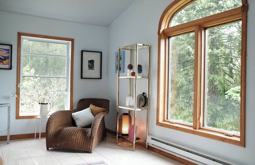 Highland Villa | Charming 4-bedroom villa with Art, Sauna, Cold Plunge and Yoga in New Paltz