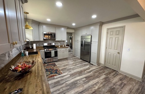 Manning House | Charming 4-bedroom WATERFRONT house with AC and WiFi on Lake Marion