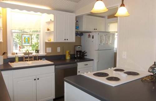 Lakeside Cottage | Charming 4 Bedroom Cottage in Lakeside w/4 person golf cart and linens