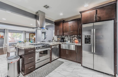 Dallas House | Charming 4BR/2B Home - 5 min from airport, world-class dining & Entertainment V