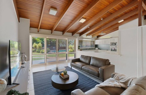 Robertson House | Charming 4BR House w/Pool& Parking near Sunnybank